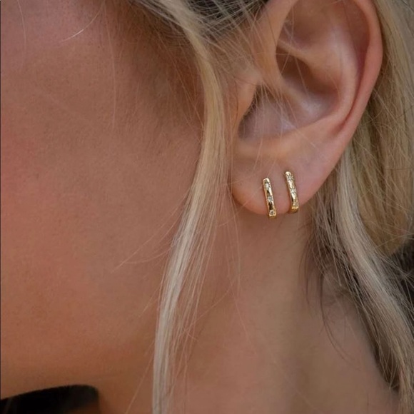 4/$25 Gold 2pc Rhinestone Earrings - Picture 1 of 2